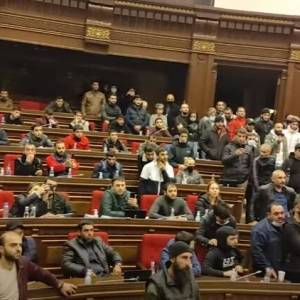 Никол Пашинян - В Ереване протестующие выдвинули парламенту ультиматум. Пашинян объяснил, почему подписал соглашение - reporter-ua.com - Москва - Россия - Киев - Армения - Азербайджан - Ереван - Баку - Нагорный Карабах
