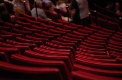 Минкультуры РФ поручило театрам уменьшить число продаваемых билетов - aif.ru - Москва - Россия