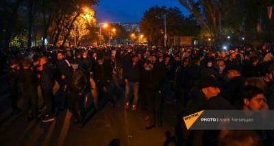 Ишхан Сагателян - Митингующие в Ереване дали Пашиняну время до полуночи для добровольной отставки - ru.armeniasputnik.am - Ереван