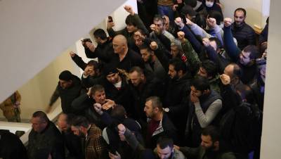 Николу Пашинян - Армянская оппозиция собрала подписи, чтобы созвать парламент - gazeta.ru - Россия - Армения - Азербайджан - Ереван
