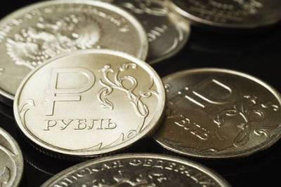 Рубль снижается, сокращая свою переоценённость к нефти - smartmoney.one - Москва