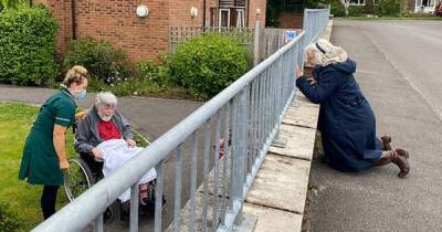 Фото разлученной из-за ограничений пожилой пары опечалило Сеть - ren.tv - Англия