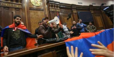 Никол Пашинян - Сторонники Пашиняна предложили оппозиции выступить против миротворцев РФ и продолжить войну - nv.ua - Россия - Армения - Нагорный Карабах