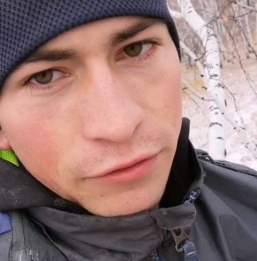 Александр Бурков - Омский студент вынужден залазить на восьмиметровую березу, чтобы учиться онлайн - znak.com - Омская обл.