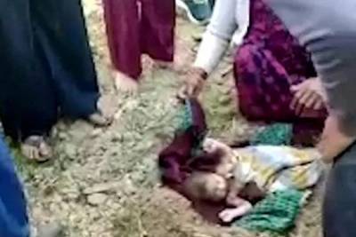 Рабочий вышел утром в поле и нашел похороненного заживо младенца - lenta.ru - India - штат Уттаракханд