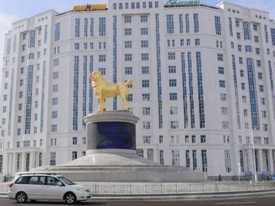 Гурбангулы Бердымухамедов - Фото дня: в столице Туркменистана появился золотой памятник собаке-алабаю (ФОТО) - enovosty.com - Туркмения - Ашхабад