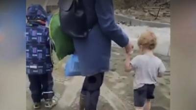В Приморье прокуратура начала проверку из-за видео с гуляющим раздетым ребенком - iz.ru - Израиль - Приморье край - Владивосток
