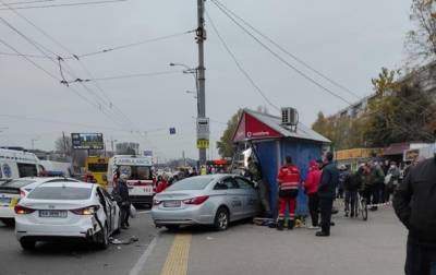 В Киеве автомобиль врезался в остановку, есть жертвы - news.bigmir.net - Киев - район Святошинский, Киев