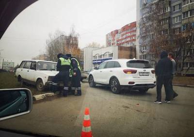 Kia Sorento - На улице Зубковой из-за аварии собралась пробка - ya62.ru - Рязань