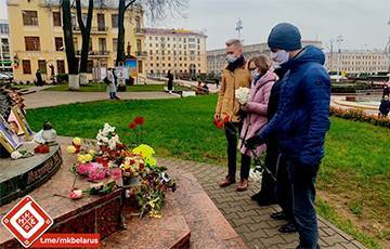 Роман Бондаренко - Люди несут цветы и свечи к Красному костелу в Минске - charter97.org - Белоруссия - Минск