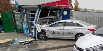 Антон Геращенко - В Киеве такси Uber влетело в остановку с людьми – 2 человек не стало на месте, детали - dialog.ua - Киев - район Святошинский