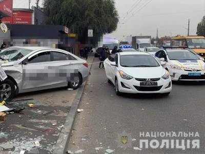 В Киеве водитель такси въехал в остановку и сбил насмерть двоих человек - gordonua.com - Украина - Киев
