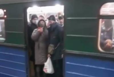 "Вирусом же только в выходные заражаются?": в харьковском метро люди едва помещаются в вагон, фото - kharkov.politeka.net - Харьков