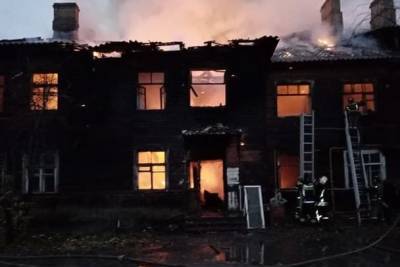 Из горевшего дома в Красном Бору эвакуировали 25 человек, один человек погиб - ivbg.ru - район Тосненский - Ленобласть