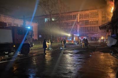 Сильный пожар на территории ЛЭМЗ тушат в Петербурге - spb.mk.ru - Россия - Санкт-Петербург