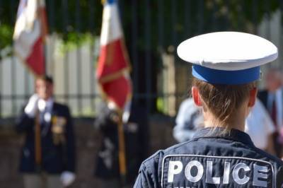 Вечеринка на 300 гостей под Парижем закончилась стычкой с полицией - aif.ru - Франция - Париж