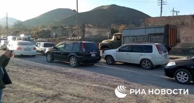 Карабахцы вывозят вещи из Карвачара. На дороге образовалась многокилометровая очередь - ru.armeniasputnik.am - Азербайджан