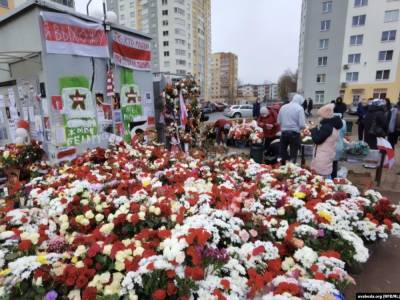 Роман Бондаренко - Силовики в Минске забросали светошумовыми гранатами собравшихся у народного мемориала Романа Бондаренко - gordonua.com - Белоруссия - Минск