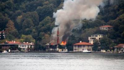 Серьезный пожар произошел в мечети XVII века в Стамбуле: видео - news.24tv.ua - Стамбул