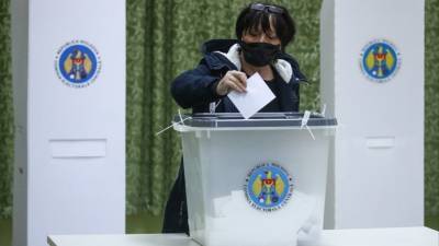 Майя Санду - Игорь Додон - Завершилось голосование на выборах президента Молдавии - 5-tv.ru - Молдавия - Европа