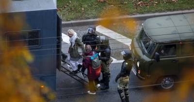 Александр Лукашенко - В Беларуси после воскресного марша задержали более тысячи человек, некоторых забрала "скорая" (3 фото) - tsn.ua - Белоруссия - Минск