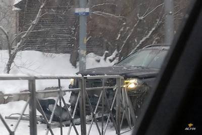Водитель «Мерседеса» протаранил забор-ограждение в Новосибирске - novos.mk.ru - Новосибирск