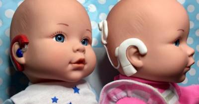 Мама глухой девочки делает кукол с инвалидностью - ren.tv - Англия