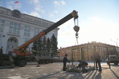 Александр Патрин - В Кемерове на площади Советов начали устанавливать новогоднюю ель - gazeta.a42.ru