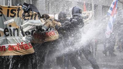 Полиция ФРГ применила водометы во Франкфурте-на-Майне во время акции против карантина - grodnonews.by - Германия