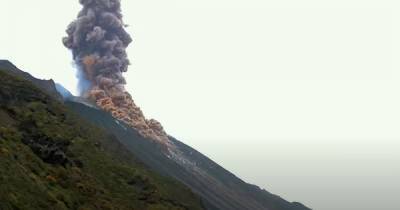 На итальянском острове Стромболи началось извержение вулкана (видео) - focus.ua - Италия - Сицилия