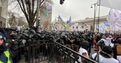 В Киеве перекрыли Грушевского, под ВР между полицией и протестующими – потасовки - focus.ua - Киев