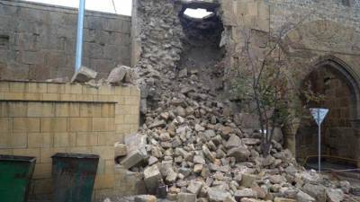 Часть стены средневековой крепости обрушилась в Дербенте - iz.ru - Россия - Израиль - Дербент