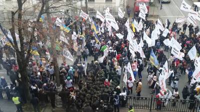Стычки под Верховной Радой: протестующие рвутся к нардепам - dialog.ua
