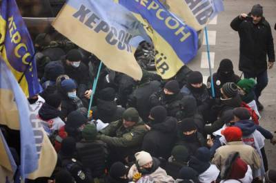 Обозлённые коммерсанты окружили Верховную раду: Стычки с полицией - politnavigator.net - Украина - Киев