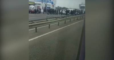 Под Одессой перекрыли дорогу: люди вышли против карантина выходного дня - tsn.ua - Киев - Одесса