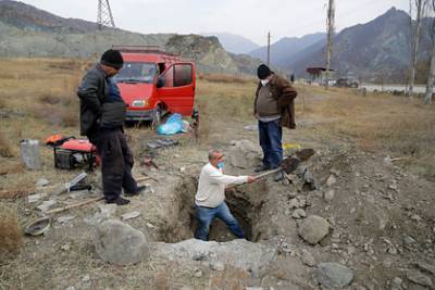 Армяне начали выкапывать родственников из могил и вывозить их из Карабаха - lenta.ru - Азербайджан