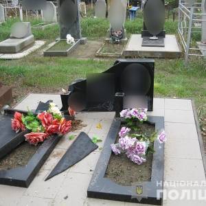 На кладбище в Приморске двое парней разрушили десятки надгробий. Фото - reporter-ua.com - Украина - Запорожская обл. - Приморск