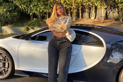 Ким Кардашьян - Кайли Дженнер - Бывшая самая молодая миллиардерша снялась в топе на фоне роскошного автомобиля - lenta.ru