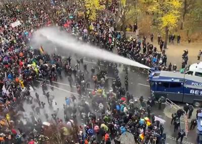 В Берлине полиция применила водометы на демонстрации против карантинных мер - nakanune.ru - Германия - Франция - Берлин