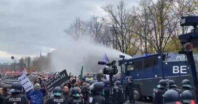 Полиция в Берлине применила водометы и газ против COVID-отрицателей - focus.ua - Германия - Берлин