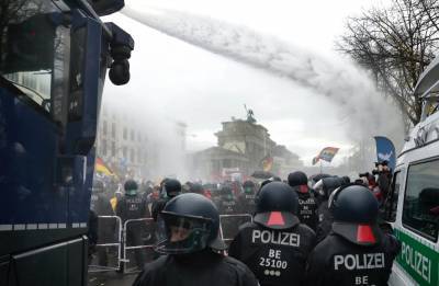 В Берлине задержали не меньше 365 человек на акции протеста против карантинных мер - rtvi.com - Берлин
