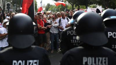 Михаэль Мюллер - В Берлине трое правоохранителей получили тяжелые травмы в стычках с протестующими - gazeta.ru - Берлин