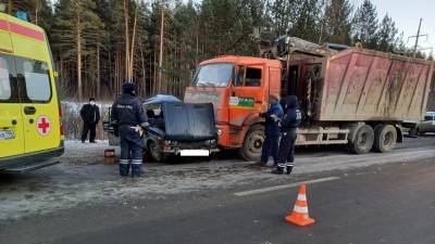 Елен Владимиров - На Урале «шестерка» влетела под КамАЗ. Один человек погиб, двое ранены (ФОТО) - newdaynews.ru - Екатеринбург - Свердловская обл. - Алапаевск