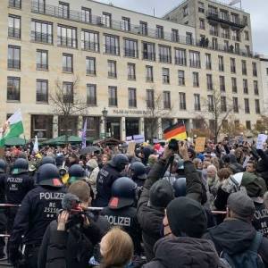 В Берлине в результате протестов госпитализировали трех полицейских - reporter-ua.com - Украина - Германия - Берлин