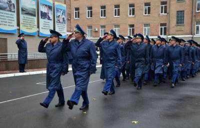 Военнослужащих Украины обяжут сдавать тест на знание английского - aif.ru - Украина