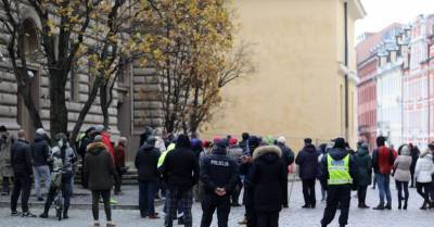 Юрис Пуце - ФОТО: пикет возле здания Сейма за отставку Пуце с поста депутата - rus.delfi.lv - Латвия