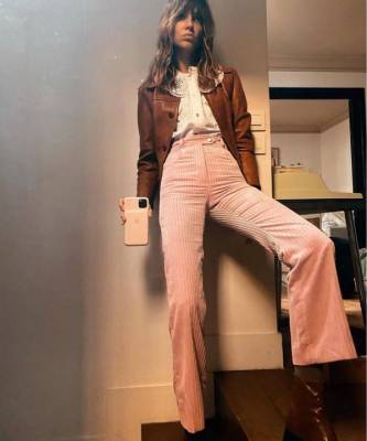 Джейн Биркин - Джинсы из розового вельвета + блуза с резным воротником — комплект, который сделает из вас стильную француженку - skuke.net - Франция