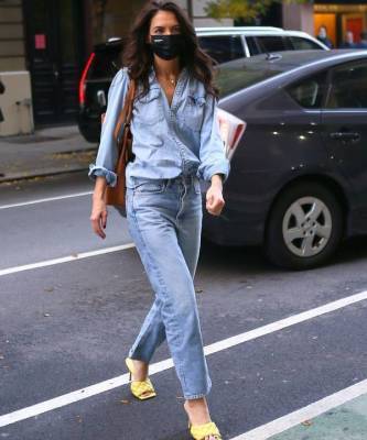 Кэти Холмс - Идеальный джинсовый тотал-лук и самые популярные босоножки 2020 года: Кэти Холмс знает толк в стильных повседневных аутфитах - skuke.net