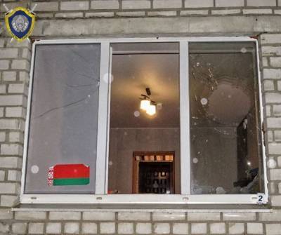 В Лиде неизвестные разбили окно квартиры камнями с оскорбительными записками - grodnonews.by - Белоруссия