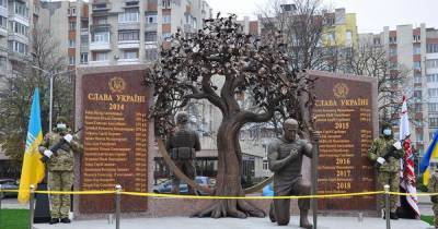 Файеры, дымовые шашки, слезы и море цветов: в Черкассах открыли мемориал погибшим на Донбассе воинам - tsn.ua - Украина - Черкассы - Донбасс